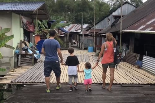 Η περιπετειώδης ιστορία της ελληνικής οικογένειας που γυρίζει όλο τον κόσμο με τα παιδιά της