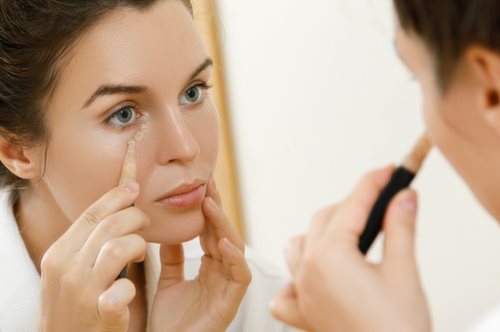 Ο σωστός τρόπος να εφαρμόσετε το concealer αν είστε πάνω απο 40