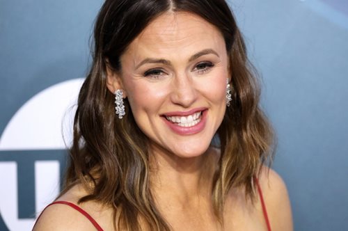 Η Τζένιφερ Γκάρνερ βγάζει και χαρίζει τα παπούτσια της σε άστεγο