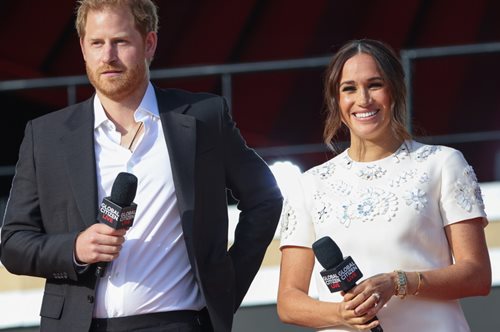 «Ντυμένη μέσα σε όλη αυτή την επίδειξη πλούτου πήγε να τούς μιλήσει για τη φτώχεια;»