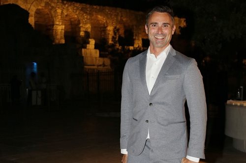 Ο Γιώργος Καπουτζίδης με την αδερφή του Κική, στο Ηρώδειο