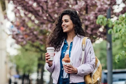 Παραγγέλνεις το πρωινό σου από έξω; Πώς θα κάνεις υγιεινότερες fast food επιλογές