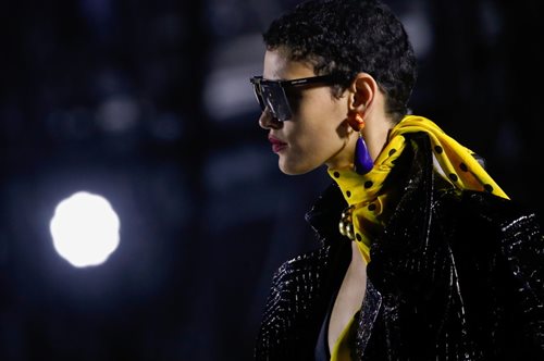 Γιατί η πασαρέλα του Saint Laurent στο Παρίσι σημαίνει την «αυγή» μίας νέας εποχής;