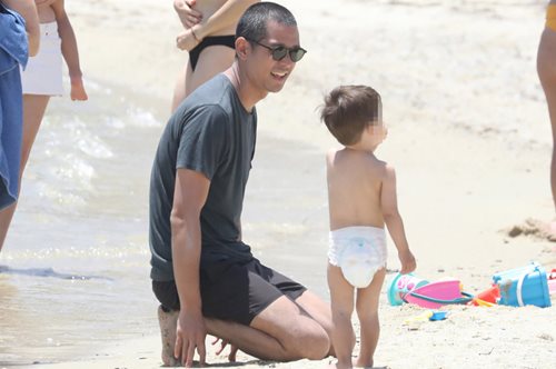 Ο Σωτήρης Κοντιζάς φωτογραφίζεται για πρώτη φορά με τον μικρότερο αδελφό του, Κοσμά