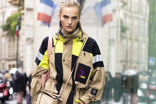 Mα ταιριάζουν αυτές οι μπότες με φούστα; Το «άσχημο» ζευγάρι παπούτσια που είναι παντού φέτος 