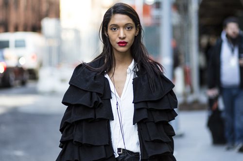 H μπλούζα με το ιδιαίτερο «κόψιμο» που θα φορέσουν όλες τον φετινό χειμώνα