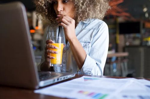 Τι θα συμβεί στο σώμα σου αν πίνεις φρέσκο χυμό πορτοκάλι κάθε μέρα;