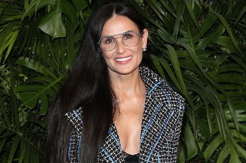 Η εντυπωσιακή εμφάνιση της Ντέμι Μουρ μαζί με την κόρη της στους δρόμους του Παρισιού