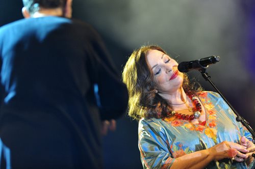 «Χαρούλα μου σ´αγαπώ. Άργησα λίγο αλλά τα κατάφερα»: Η παιδική φωτογραφία της Χάρις Αλεξίου