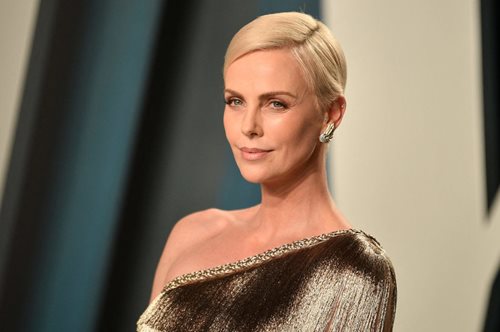 Η Σαρλίζ Θερόν με την 8χρονη κόρη της σε μια σπάνια δημόσια εμφάνιση στη Νέα Υόρκη