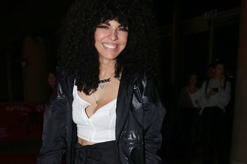 Το ανατρεπτικό λουκ της Μαρίας Σολωμού είναι ιδανικό για χαλαρές βραδινές εξόδους