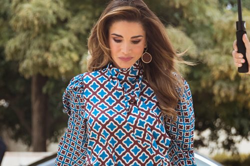 Με το πιο στιλάτο τζιν του χειμώνα: H βασίλισσα Ράνια της Ιορδανίας δείχνει την casual πλευρά της 