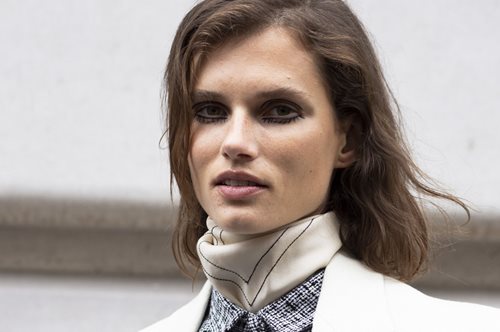 Ο όρθιος γιακάς, τα μεγάλα κουμπιά: 5 είδη πλεκτών στην ντουλάπα κάθε καλοντυμένης γυναίκας