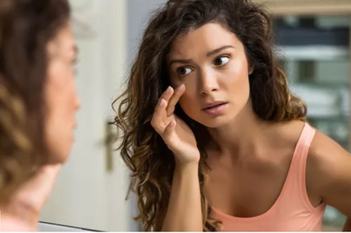 Πώς επηρεάζει η περίοδος το δέρμα μας κάθε μήνα