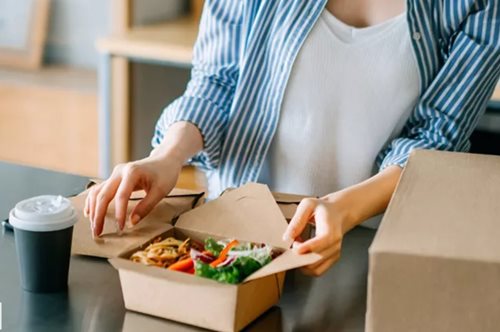 Φαγητό απέξω: 7 κανόνες για υγιεινές επιλογές σε πακέτο
