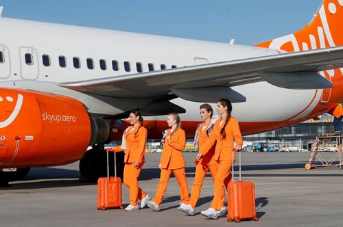 Τέλος εποχής για γόβες και στενές φούστες: Τα ρούχα των αεροσυνοδών αλλάζουν