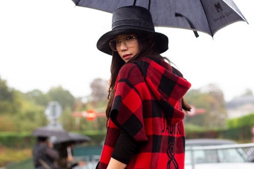 Ομπρέλες, αδιάβροχα μπουφάν, γαλότσες | Τα πιο stylish κομμάτια για αψεγάδιαστα looks όταν βρέχει