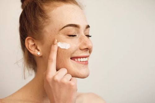 Ευαίσθητη επιδερμίδα; Δες την skincare ρουτίνα που προτείνουν να ακολουθήσεις οι δερματολόγοι