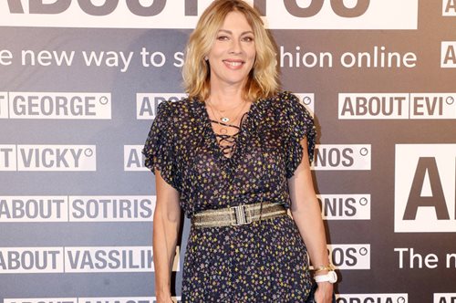 Η Σμαράγδα Καρύδη σού δείχνει πώς να συνδυάσεις το καλοκαιρινό σου φόρεμα με χειμερινά αξεσουάρ