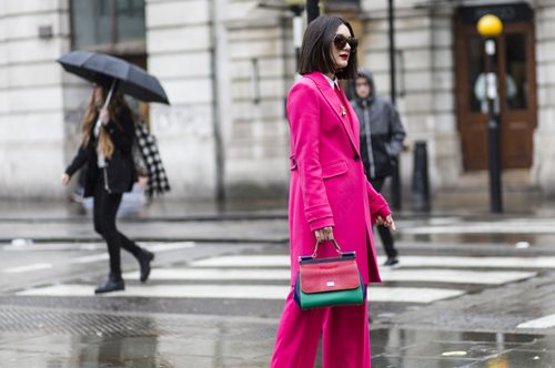 5 styling tips που θα σας κρατήσουν κομψές στη βροχή