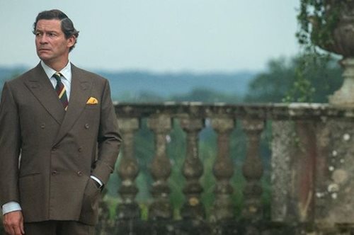 Ο Σπύρος Μπιμπίλας ως Γιάννης Λάτσης στο «The Crown». Η πρώτη φωτογραφία