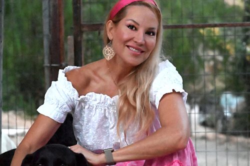 H Aννίτα Ναθαναήλ ποζάρει με μπικίνι στο σαλόνι του σπιτιού της και δείχνει το απίθανο κορμί της