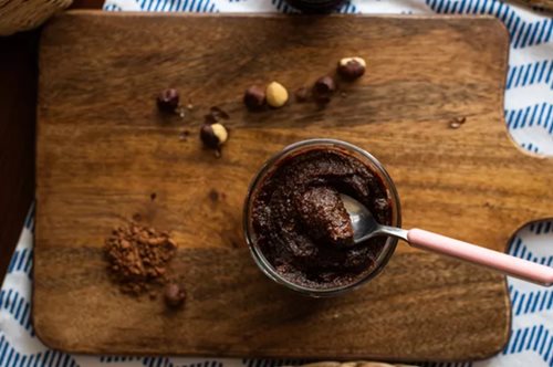 Σπιτική vegan nutella: Η υγιεινή συνταγή για πραλίνα φουντουκιού με ελάχιστη ζάχαρη