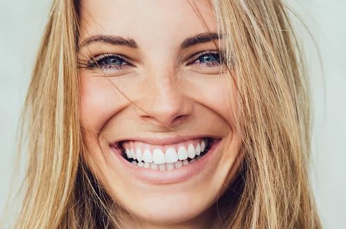 4 μικρά μυστικά μακιγιάζ που θα κάνουν το χαμόγελό σου να δείχνει ακόμα πιο λευκό και λαμπερό