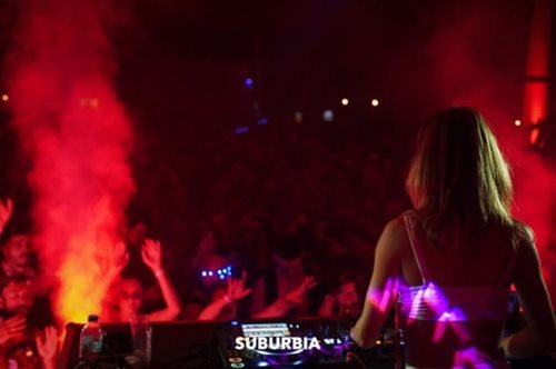 Suburbia: Η μουσική κοινότητα που θέλει να αλλάξει τη νυχτερινή διασκέδαση στην πόλη