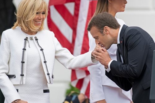 Emmanuel & Brigitte Macron: 14 χρόνια μαζί | Οι φωτογραφίες με τις πιο τρυφερές στιγμές του ζευγαριο
