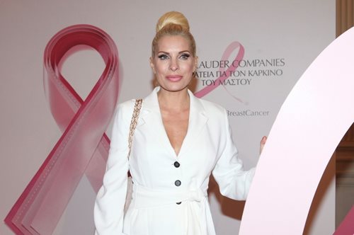 H Ελένη Μενεγάκη σου δείχνει πώς να φορέσεις υποδειγματικά το λευκό κοστούμι, το φθινόπωρο