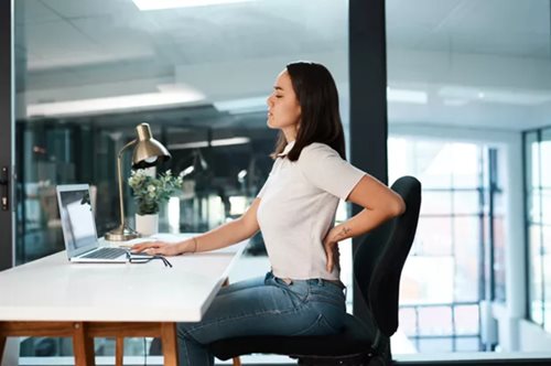 3 ασκήσεις για να ανακουφίσεις τους γοφούς σου μετά από μια πολύωρη καθιστική εργασία