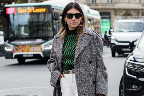 Και ξαφνικά όλες οι influencers λένε «ναι» στο εργονομικό πανωφόρι από αυτή τη διάσημη μάρκα ρούχων