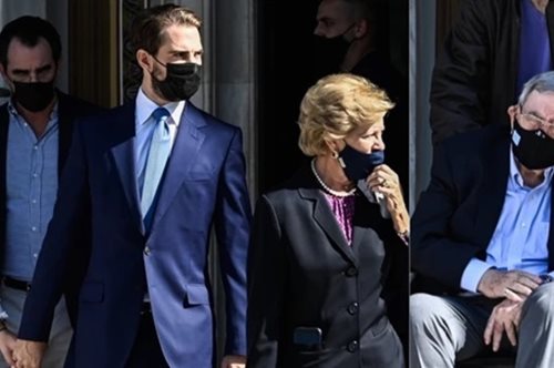 'Ολη η τέως βασιλική οικογένεια στη Μητρόπολη: Σε αναπηρικό αμαξίδιο ο Κωνσταντίνος