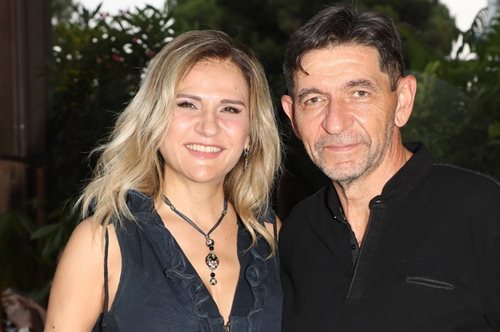 Μπέσυ Μάλφα – Γεράσιμος Σκιαδαρέσης: Η σπάνια εμφάνιση με τις δίδυμες κόρες τους