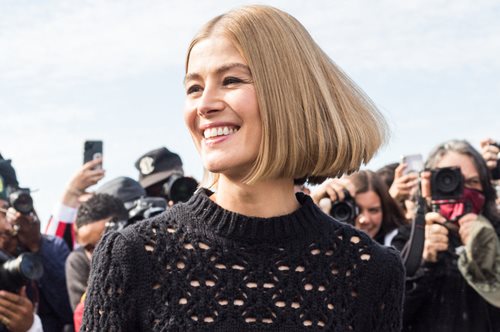 Η αιώνια νιότη: Τέσσερα χρώματα μαλλιών που αφαιρούν χρόνια (και προσθέτουν φρεσκάδα)