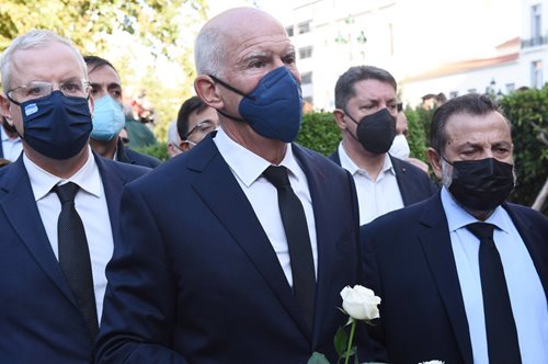 Το τελευταίο αντίο στη Φώφη Γεννηματά: Πλήθος κόσμου στη Μητρόπολη Αθηνών για το λαϊκό προσκύνημα