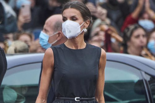 Η βασίλισσα Λετίθια φόρεσε το «μικρό μαύρο φόρεμα» που συνδυάζει τον ρομαντισμό με την κομψότητα