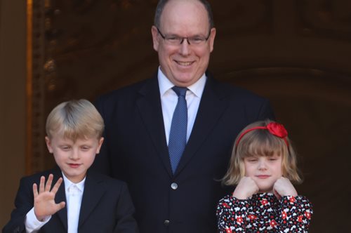 Με τα δίδυμα στη Σύνοδο Κορυφής ο πρίγκιπας Αλβέρτος για να μην τα αφήσει μόνα στο Μονακό