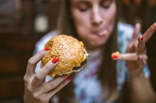 Τρως συνεχώς για να αποφύγεις τα δυσάρεστα συναισθήματα; Πώς θα ξεπεράσεις αυτόν τον εθισμό;