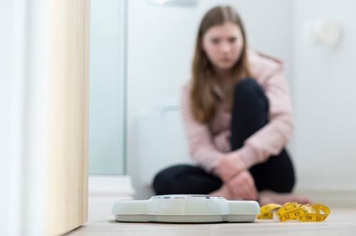 Γιατί νιώθουμε την ανάγκη να επικρίνουμε το ντύσιμο, το στυλ, το σώμα, το βάρος κάποιου άλλου;