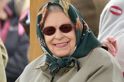 Η βασίλισσα Ελισάβετ χαίρει άκρας υγείας, οδηγώντας απτόητη την Jaguar της