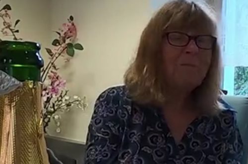 Η βρετανίδα συγγραφέας που έκανε ευθανασία πίνοντας σαμπάνια & ακούγοντας το αγαπημένο του τραγούδι