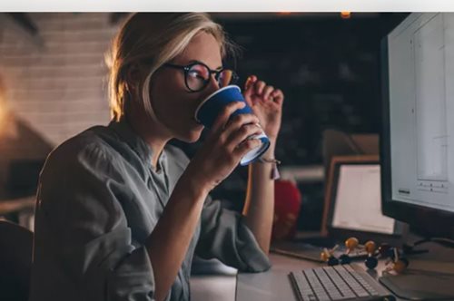 Γιατί πίνω καφέ και νιώθω κουρασμένη αντί να έχω περισσότερη ενέργεια;