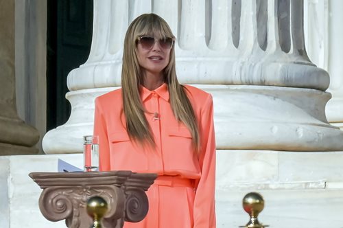 Η Χάιντι Κλουμ περπάτησε ξυπόλητη στον πεζόδρομο της Διονυσίου Αρεοπαγίτου