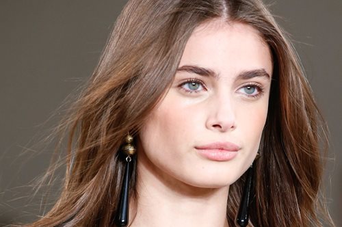 5 πράγματα που πρέπει να σταματήσετε να κάνετε στα μαλλιά σας πριν πάτε για ύπνο