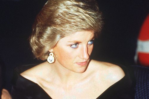 10 μαύρα φορέματα με έμπνευση από το 