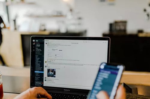 Εθισμένη στο διαδίκτυο και τα social media; Αυτές οι συνήθειες το προδίδουν