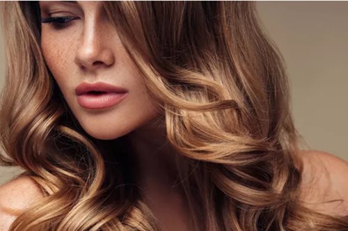 Ο πιο εύκολος τρόπος να φρεσκάρεις το χρώμα των μαλλιών σου τον χειμώνα