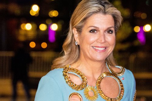 Ένα φόρεμα γεμάτο τρύπες: Η τελευταία εμφάνιση της βασίλισσας Μάξιμα προκάλεσε αμέτρητα σχόλια